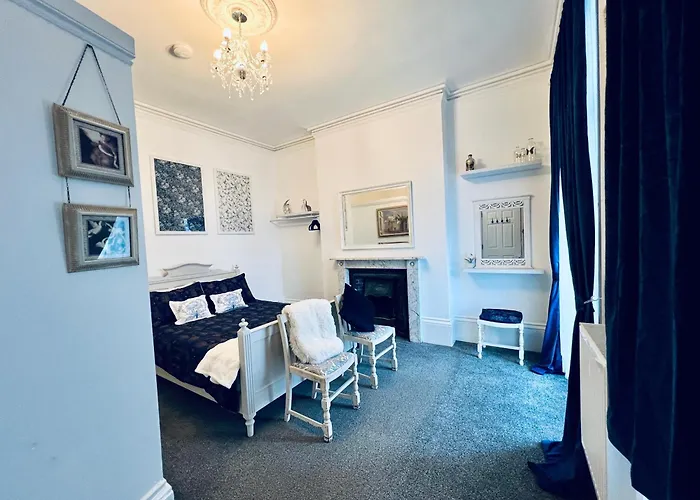Flat 3 Marine Parade House, 1 East Cliff - Next To Dover Port, White Cliffs, Beach, Castle